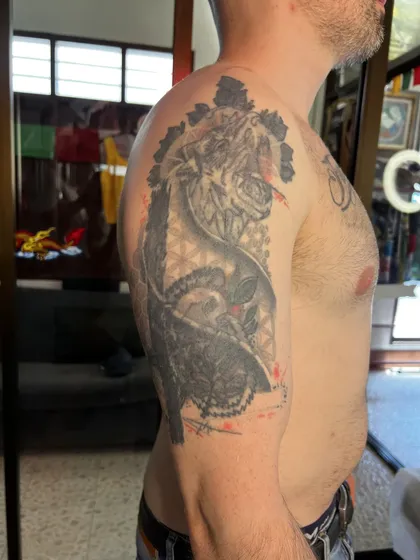 Old tattoo on the upper arm before the cover-up