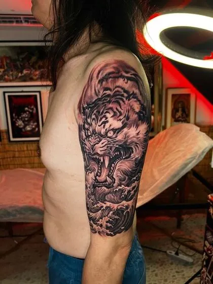 Roaring Japanese tiger with ocean waves half sleeve