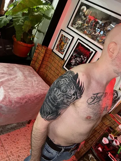Tiger cover-up on the shoulder and upper arm, standing in the studio